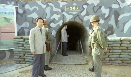 유창순 국무총리 제3땅굴 시찰 이미지