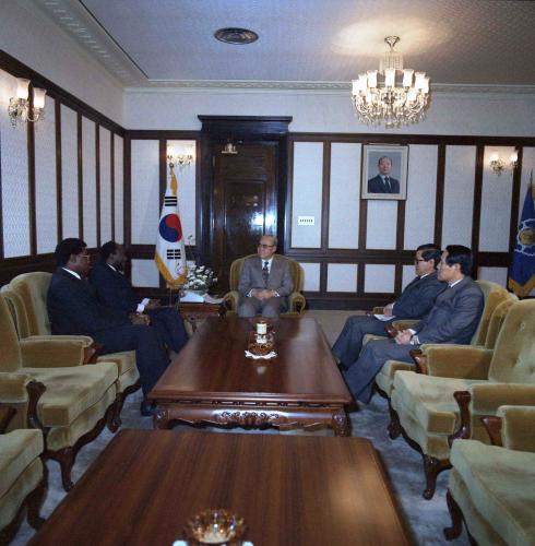유창순 국무총리 시에라이온 외무 차관 접견 이미지