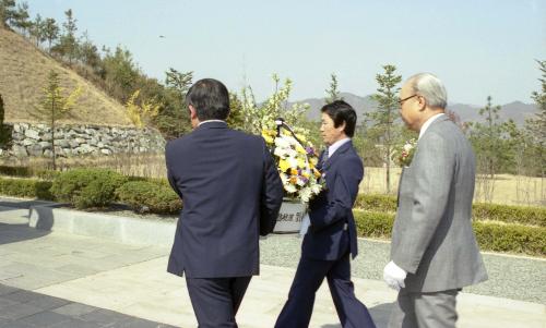 유창순 국무총리 춘천지구 전몰비 참배 및 식수 이미지