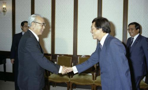 유창순 국무총리 국제통화기금(IMF) 아시아국장 접견 이미지