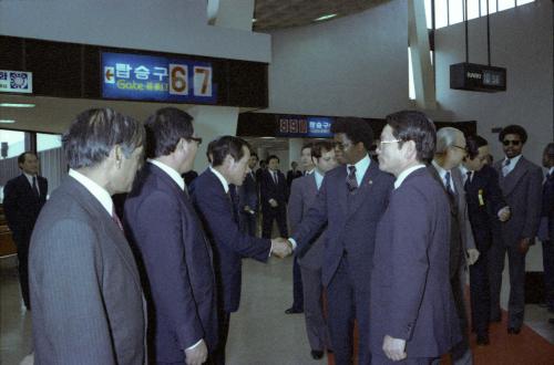 유창순 국무총리 사무엘 카논 도우 라이베리아 국가원수 이한 환송식 참석 이미지