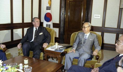 유창순 국무총리 멜콤 프레이져 호주 수상 접견 이미지
