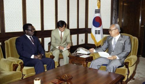 유창순 국무총리 주한 가봉대사 신임 접견 이미지