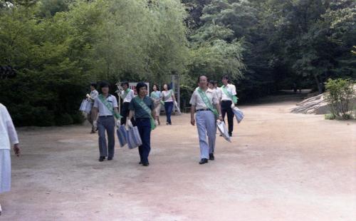 문화공보부 직원 자연보호운동 이미지