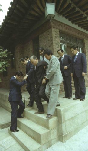 김상협 국무총리서리 윤보선 전 대통령 방문 이미지