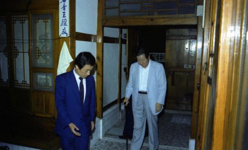 김상협 국무총리서리 반상회 참석 이미지