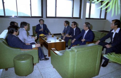 김상협 국무총리서리 대덕연구단지 화학연구소 시찰 이미지