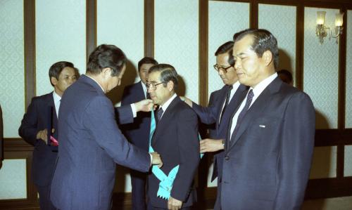 김상협 국무총리서리 장성환(전 대한무역진흥공사 사장), 조상호(전 체육회장) 훈장 수여식 이미지