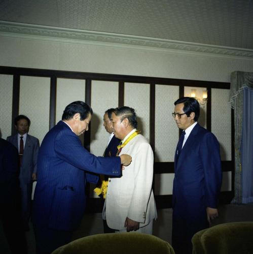 김상협 국무총리서리 전 전북대학교 총장, 강릉대학교 학장 훈장 수여식 이미지