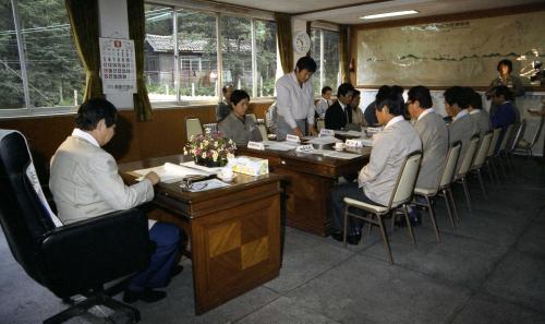 김상협 국무총리서리 구사일생으로 구출된 광부 격려 이미지