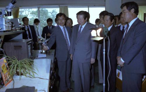 김상협 국무총리서리 한국전기통신연구소 시찰 이미지