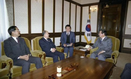 김상협 국무총리 일본 통신사 사장 접견 이미지