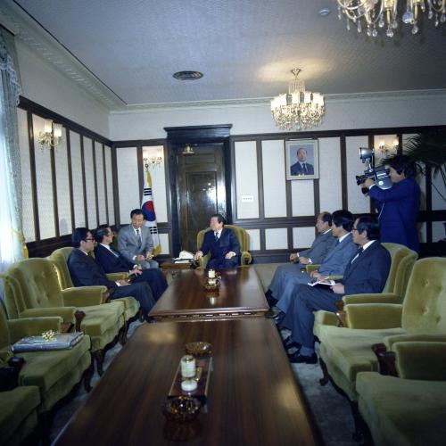김상협 국무총리 페루 기획원 장관 접견 이미지