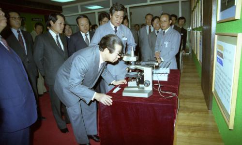 김상협 국무총리 한국전자기술연구소 시찰 이미지