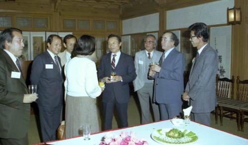 이진희 문화공보부 장관 1982년 해외여행한 문인과 만찬 이미지
