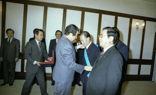 김상협 국무총리 구평회, 김진형씨에게 훈장 수여 이미지