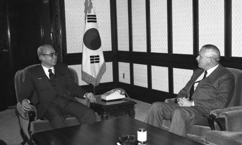 유창순 국무총리 외교사절단장 접견(화란대사) 이미지