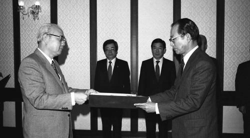 유창순 국무총리 한국전력사장, 주택은행장 임명장 수여 이미지
