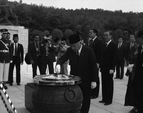 수하르토 인도네시아 대통령 국립묘지 참배 이미지