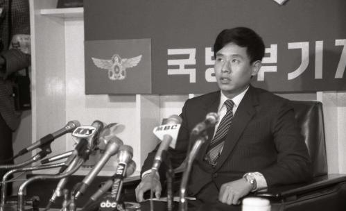 오영근 중공조종사 귀순 기자회견 이미지