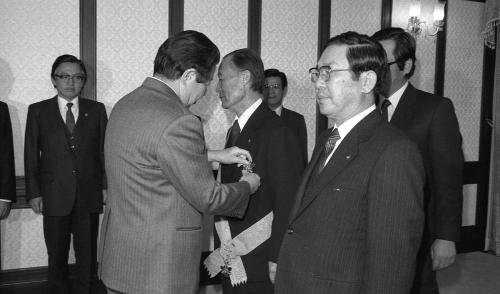 김상협 국무총리 구평희, 김진형 훈장수여 이미지