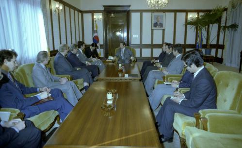 김상협 국무총리 영국 교통상 접견 이미지
