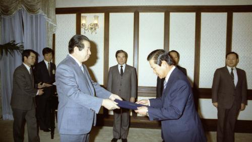 김상협 국무총리 중앙공무원 교육원장 임명장 수여 이미지