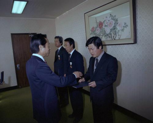이진희 문화공보부장관 민속경연대회 유공자 훈장 수여(중앙대학교, 전남대학교교수) 이미지