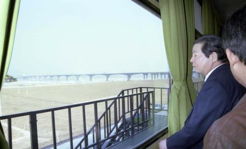 김상협 국무총리 한강개발사업소 시찰 이미지
