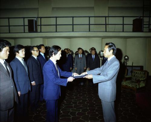 이진희 문화공보부장관 모범공무원 포상 이미지