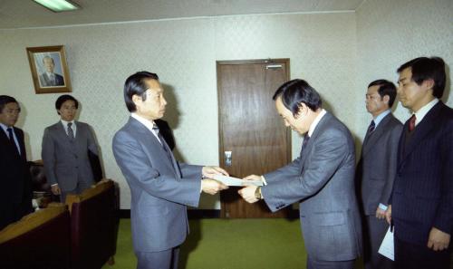 이진희 문화공보부장관 임명장 수여(문화교류부장, 보도담당관<박경조, 김현석>) 이미지