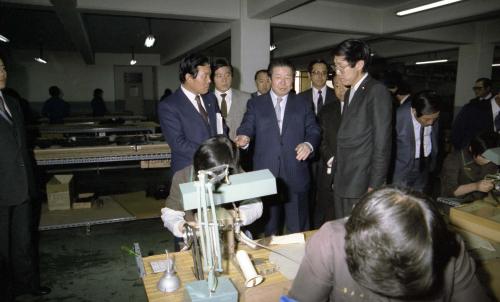 김상협 국무총리 구로공단 성도피혁 시찰 이미지