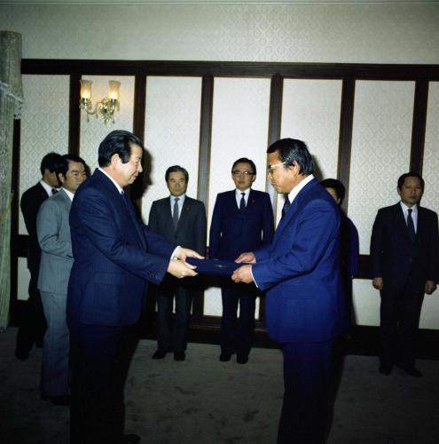 김상협 국무총리 한국전력사장, 여성협의회장 임명장 수여 이미지