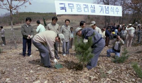김상협 국무총리 국무총리실 식목일 식수 참석 이미지