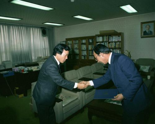 진주대화학교 교장(허문도 문화공보부차관 접견) 이미지
