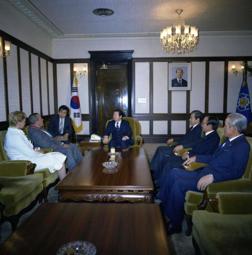 김상협 국무총리 벨기에 한국참전용사 서훈 이미지