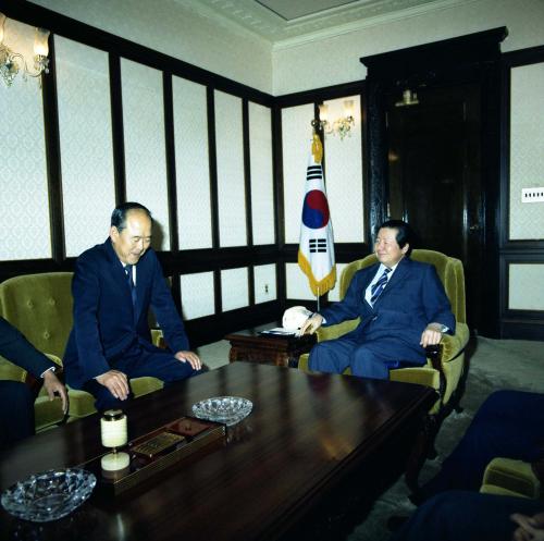 김상협 국무총리 토지개발공 사장 접견 이미지