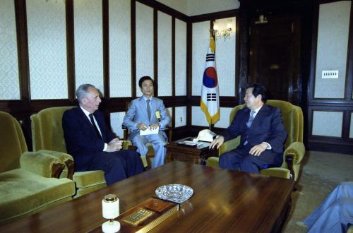 김상협 국무총리 프랑스 르몽드지 사장 접견 이미지