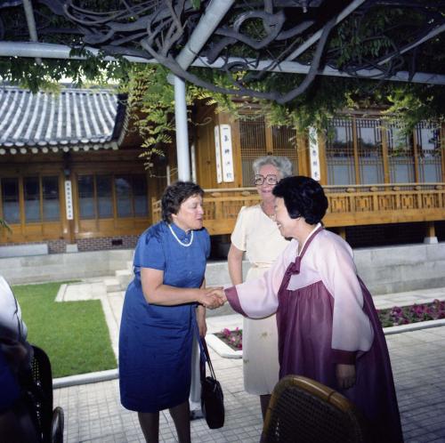 김상협 국무총리 부인 김인숙 여사 아동병원이사 위한 오찬 이미지
