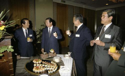 김상협 국무총리 경상남도 유지와 만찬 이미지