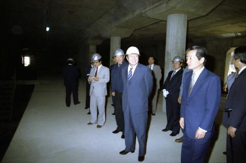 김상협 국무총리 부산지하철 시찰 이미지