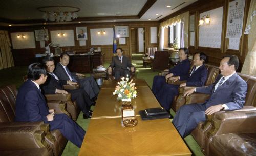 김상협 국무총리 중앙청에서 종합청사 이전 국무위원들 인사 이미지