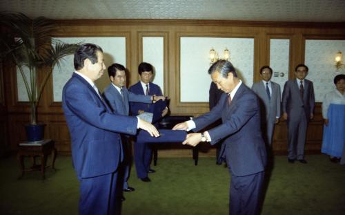 김상협 국무총리 경제기획원차관, 재무부차관, 보사부차관, 수산청장 은행감독원장 임명장 이미지