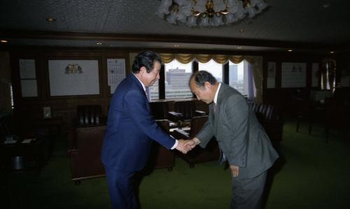 김상협 국무총리 반공연맹이사장, 외환은행장 임명장 수여 이미지