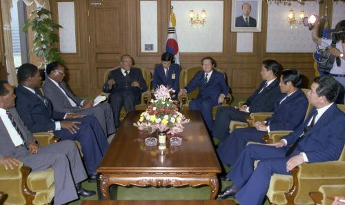 김상협 국무총리 바부다공화국 수상 접견 이미지