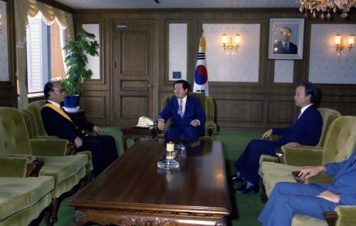 김상협 국무총리 한명수 전 경북대학교 총장 서훈 이미지