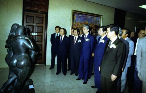 김상협 국무총리 국회미술초대전 참관 이미지