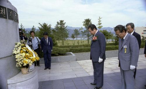김상협 국무총리 춘천지구 전몰비 참배 이미지