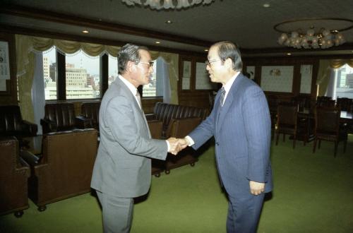 진의종 국무총리 무역진흥공사 사장 접견 이미지
