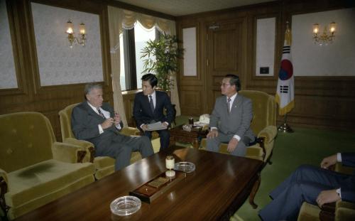 진의종 국무총리 전 미국 국방장관 브라운 접견 이미지